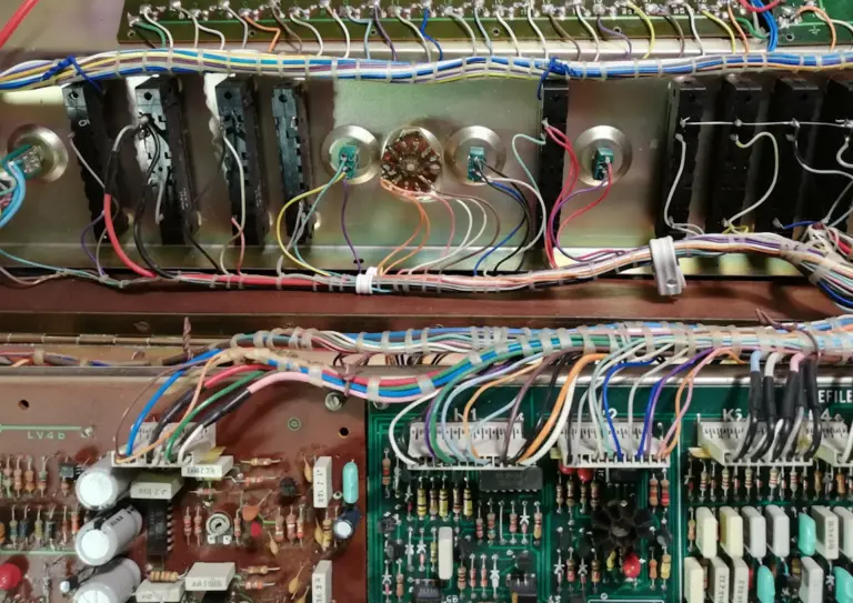 Das Innere eines Farfisa Soundmaker Synthesizers