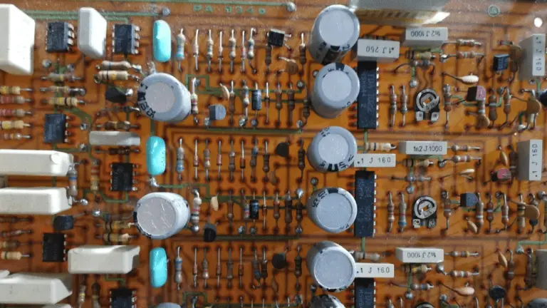 Platine aus einem Farfisa Soundmaker Synthesizer auf dem einige Kondensatoren zu sehen sind