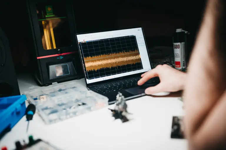 Oszilloskop-Programm auf einem Laptop