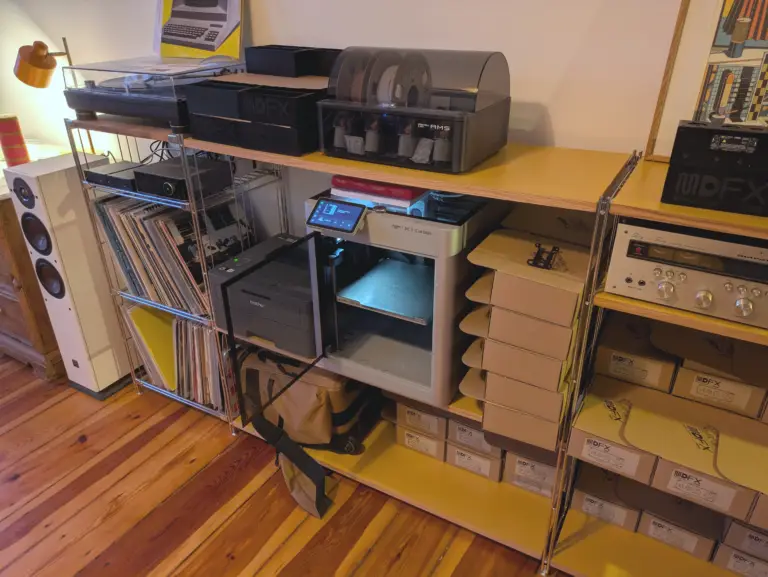 3D Drucker in einem Regal